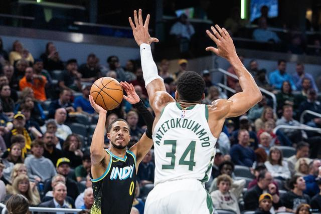 NBA季中锦标赛半决赛步行者客场对阵雄鹿的比赛激动落幕