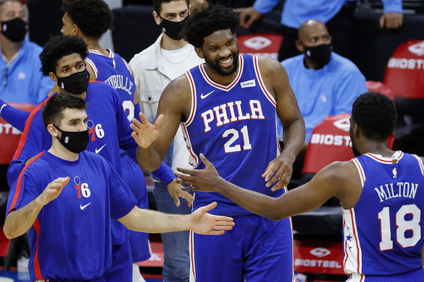 恩比德(Joel Embiid)和西蒙斯(Ben Simmons)